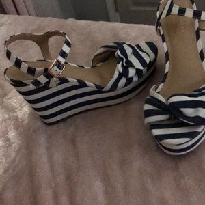 shoe  size 8 1/2 platform blue and white lines
